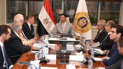 وزير الصناعة يبحث توسع مرسيدس-بنز في تصنيع السيارات بمصر