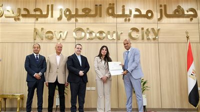 وزيرة الإسكان تسلم عقود توفيق أوضاع الأراضي المضافة بالعبور الجديدة والشروق للمواطنين