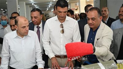 وزير الصناعة يتفقد مصانع النسيج والهندسة ويزور مركز التدريب بالمحلة