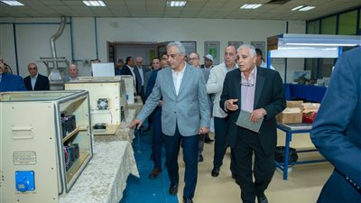 وزير الإنتاج الحربي يتابع تطوير خطوط إنتاج بنها للصناعات الإلكترونية