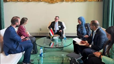 وزير التخطيط يبحث تطوير مؤشرات الفقر متعدد الأبعاد مع أكسفورد