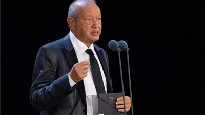 ساويرس  يرد على منتقدي مكافأة المليون للاعبي المنتخب : أنا حر واللي يزعل يخبط دماغه في الحيط