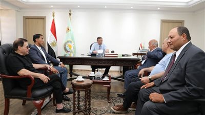 وزير الزراعة يلتقي 