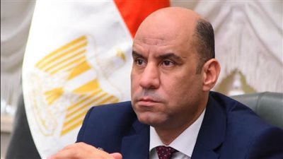 وزير العمل يتابع حادث انقلاب سيارة تقل عمالًا بالمنيا.. ويقدم العزاء لأسرة المتوفي