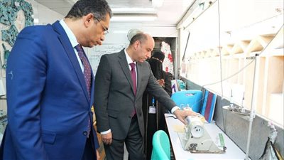 وزير العمل ومحافظ البحر الأحمر يتفقدان وحدة تدريب متنقلة لتمكين المرأة وتأهيل الشباب مهنياً