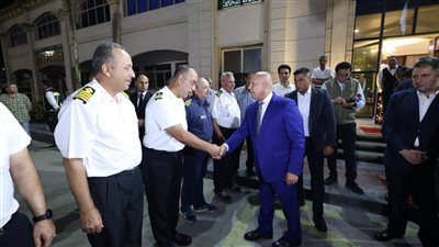 وزير النقل يصل ميناء دمياط عقب اجتماع مجلس الوزراء لتقديم الشكر لأبطال القاطرات البحرية 