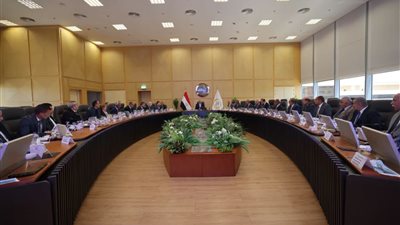 وزير النقل يدشن 10 ميني باصات لربط حدائق العاصمة بالقطار الكهربائي