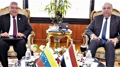 وزير الطيران يبحث مع سفير فنزويلا بالقاهرة تعزيز التعاون والربط الجوي بين البلدين