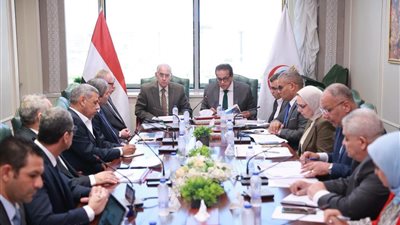 وزير الصحة يبحث مع جهاز مشروعات الخدمة الوطنية تسريع تنفيذ المشروعات الصحية والإنشائية المتعاقد عليها