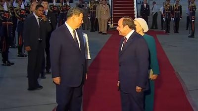 السيسي وقرينته يستقبلان الرئيس الصيني شي جينبينج بمطار القاهرة