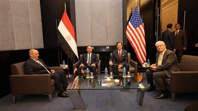 وزير النقل يبحث مع نائب مساعد وزير التجارة الأمريكي تعزيز الشراكة في مشروعات النقل