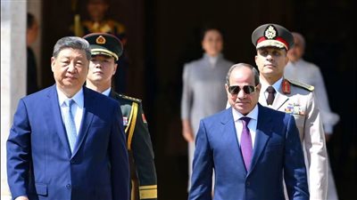 السيسي وقرينته يودعان الرئيس الصيني وقرينته بمطار القاهرة