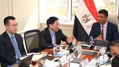 «الصناعة» تبحث مع «كينجدوم» الصينية تطوير صناعة الكتان وزيادة الاعتماد على الخام المحلي