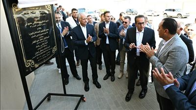 مدبولي يفتتح مصنعي «تكنوفيجن» لتجهيز الإسعاف وتجميع أجهزة الأسنان بالسخنة