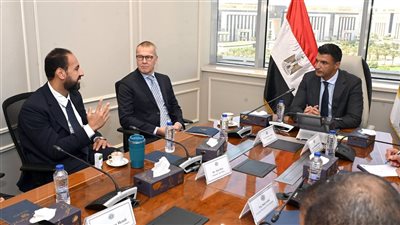 وزير الصناعة يبحث خطة شركة أوروبية لإقامة مصنع للتربة البديلة بمصر