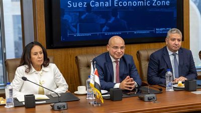 رئيس اقتصادية قناة السويس يبحث مع المبعوث الكيني لشؤون المناخ تعزيز التعاون في الطاقة الخضراء والتنمية المستدامة
