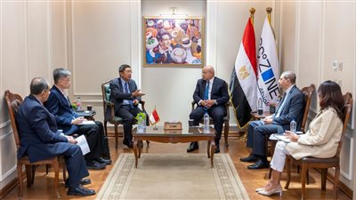 اقتصادية قناة السويس تبحث مع سفير سنغافورة فرصًا جديدة للاستثمار في الصناعة واللوجستيات