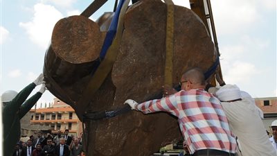 بالصور.. لحظة انتشال الجزء الثاني من تمثال «رمسيس»