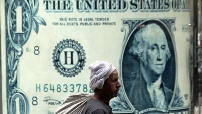 الدولار يضرب من جديد.. تجاوز 18 جنيهاً بـ«المركزي»