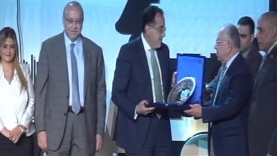 بالفيديو| تكريم وزير الإسكان في ملتقى بناة مصر الثالث