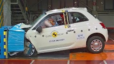 شاهد.. اختبار تصادم «فيات 500»