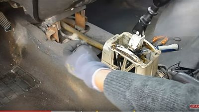  شاهد.. تنظيف صالون السيارة بصورة متقنة