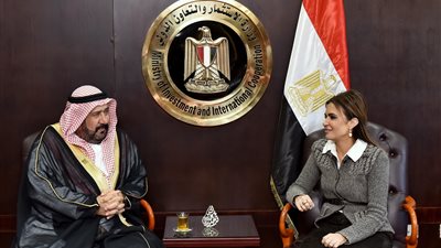 «سحر نصر» تبحث مع «آل سويدان» زيادة استثماراته بمصر 
