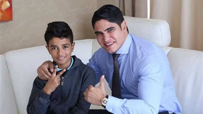 أبو هشيمة يتبنى طفلًا