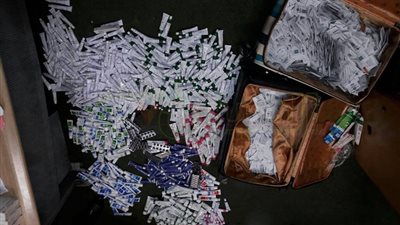 بالصور..إحباط تهريب 3 سبائك ذهبية وأدوية بمطار برج العرب 