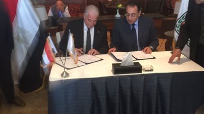 بروتوكول تعاون بين «مدبولي» و«فودة» لبيع 3 آلاف شقة إسكان اجتماعي