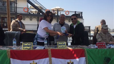 بالصور.. وزيرة الهجرة تبدأ ماراثون «اطمن على نفسك» بتحليل فيروس «سي»