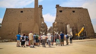 إقبال كبير من السائحين بمدينة الأقصر اليوم