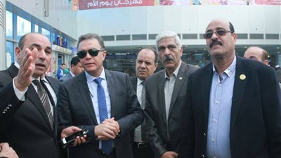 شاهد.. وزير النقل يستقل القطار من سيدي جابر لـ«فيكتوريا» ويلتقي الركاب