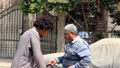 شاهد.. شاب «جامعي» يتسول لشراء هدية عيد الأم 