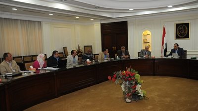 وزير الإسكان يوجه بسرعة تنفيذ محاور 6 أكتوبر والقاهرة الجديدة