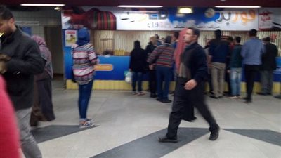 شاهد| سيولة أمام شبابيك المترو قبل ساعات من تطبيق الزيادة الجديدة
