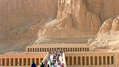  تحرير 11 محضر تهرب لبضائع أجنبية بالأقصر