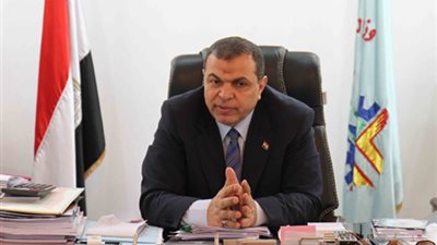 «القوى العاملة» تسلم 63 عقد عمل بدول الخليج