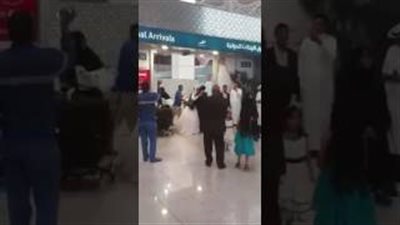 بالفيديو.. اعتقال عروسين «مصريين» في مطار المدينة المنورة.. بسبب غريب!