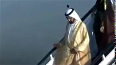 بالفيديو.. لحظة سقوط محمد بن راشد من سلم الطائرة بالأردن