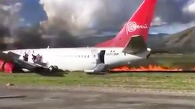 بالفيديو والصور| تحطم طائرة جوية على متنها 141 راكبًا