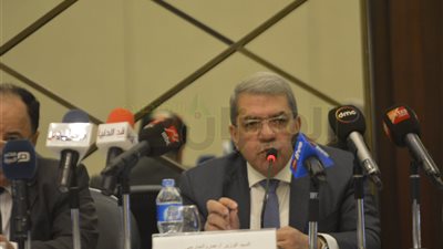 بالصور..وزير المالية:9.2 % إجمالى العجز بالموازنة الجديدة