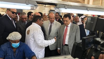 وزير التنمية يتفقد «مصنع تمور» على هامش مؤتمر السياحة العلاجية