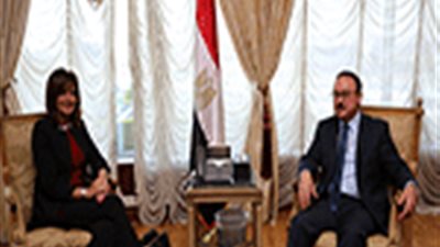 القاضي ونبيلة مكرم يبحثان بناء قواعد بيانات متكاملة للمصريين بالخارج