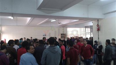 بالصور.. طلاب حقوق الزقازيق لرئيس الجامعة: «ارحمنا من مكين»