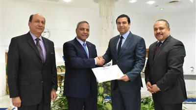 بالصور.. «مصر للطيران» تكرم «شنيشن» مدير التسويق والرحلات الخاصة