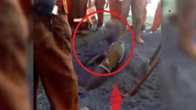 شاهد| أجبروه على حفر قبره ودفنوه حيًا