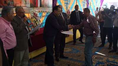 بالصور.. وزير الإسكان يسلم عقود شقق الاجتماعي لمستحقيها بسوهاج