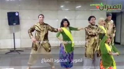 بالفيديو.. المصريون يشاركون أبناء شاروخان «رقصة هندية» بمترو السادات