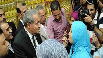 مواطنة لوزير التموين: الطماطم بـ12 جنيهاً.. والمصيلحى: «تعالى أجبهالك بـ8»